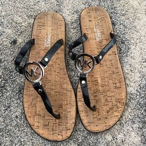 Michael Kors flip flop sandle, Blk size 7-8